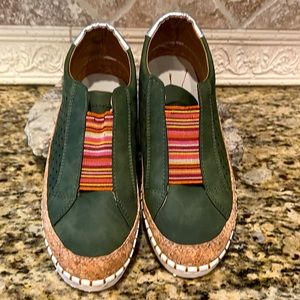 NWOT Women’s Army Green Breathable Platform Flats Sneaker Size 8